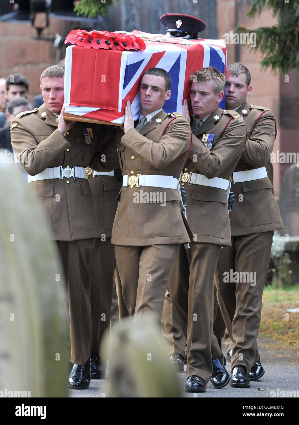 Der Sarg des Privaten Alex Isaac wird von der St. Mary's Church, Eastham, Wirral getragen. Stockfoto