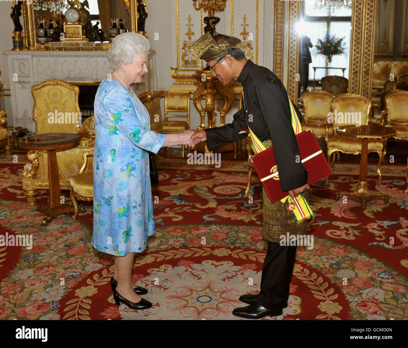 Die britische Königin Elizabeth II. Trifft seine Exzellenz, den Hochkommissar von Malaysia Datuk Zakaria Sulong, bei einer privaten Audienz im Buckingham Palace, wo er seine Beglaubigungsschreiben vorstellte. Stockfoto