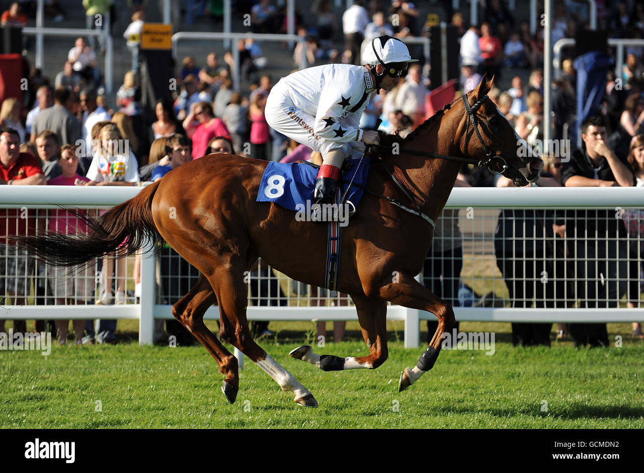 Pferderennen Sie-Epsom Live! Featuring JLS - Epsom Downs Racecourse Stockfoto