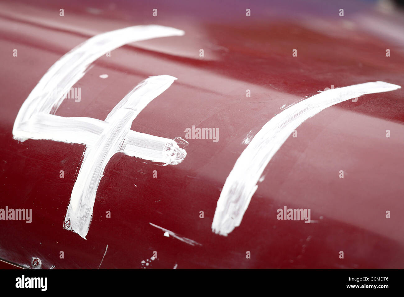 Motorrennen - The Shelsley Mittsommer und Classic Meetings - Tag zwei - Shelsley Walsh. Gesamtansicht der Startnummer eines Autos auf der Motorhaube beim Aufstieg auf den Shelsley Walsh Hill in Worcestershire. Stockfoto