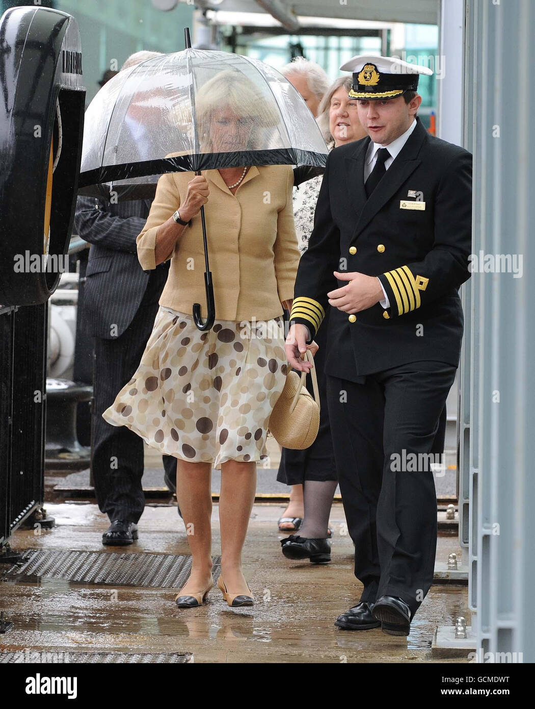 Die Herzogin von Cornwall verwendet bei ihrer Ankunft einen Regenschirm, um an Bord der Queen Victoria zu gehen, die im Hafen von Liverpool anlegt, um eine Tour zu einem der größten Ozeandampfer von Cunard zu Unternehmen. Stockfoto