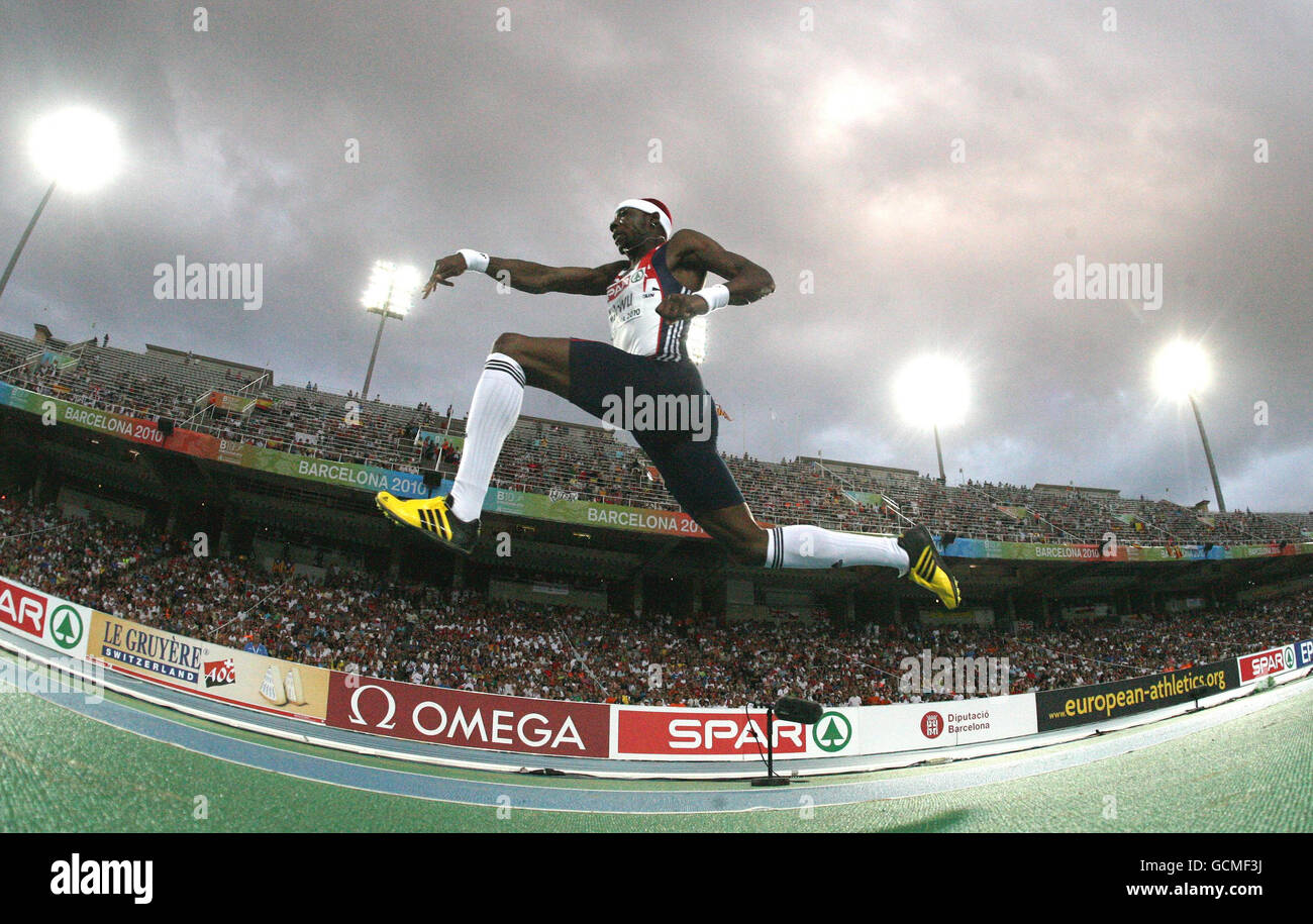 Am dritten Tag der Europameisterschaft im Olympiastadion in Barcelona, Spanien, springt der britische Phillips Idowu im Dreisprung-Finale der Herren eine persönliche Bestzeit ein. Stockfoto