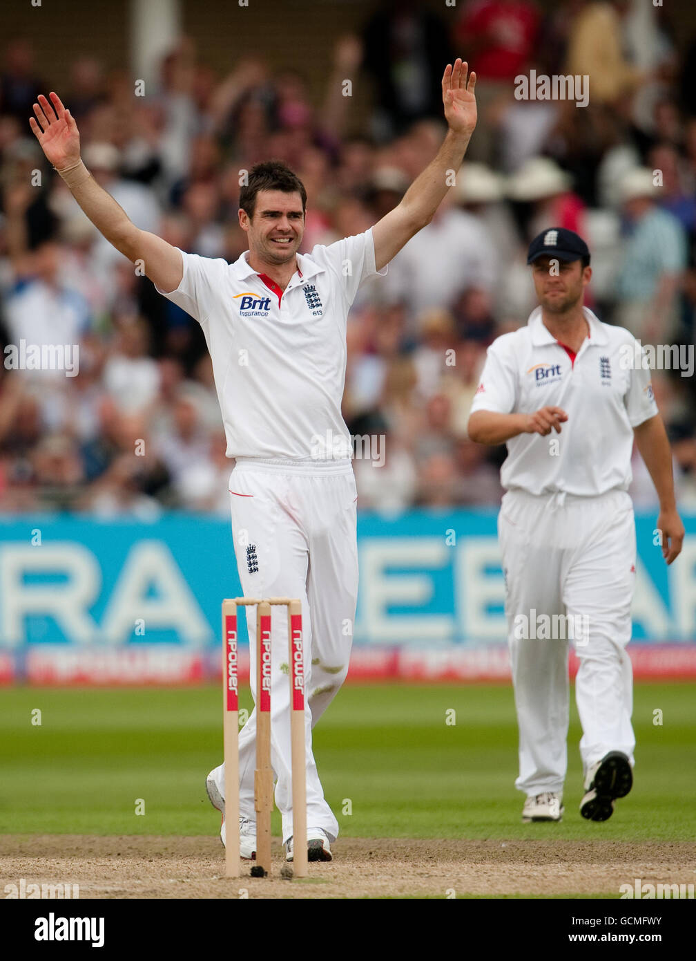 Der englische James Anderson feiert die Abschwungung von Pakistans Azhar Ali am zweiten Tag des ersten npower-Test-Spiels in Trent Bridge, Nottingham. Stockfoto