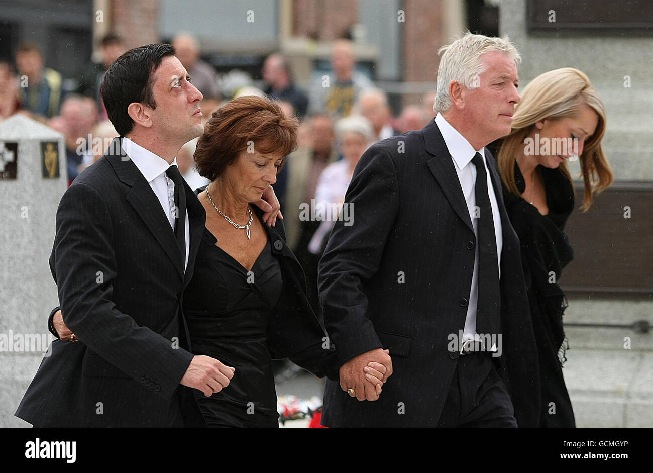 Familienangehörige (links - rechts) Bruder Gareth, Mutter, Marie, Vater, Ivor und Schwester, Cathy von Lieutenant Neal Turkington bei seiner Beerdigung in der St. Mark's Church of Ireland in Portadown, Co Armagh. Stockfoto