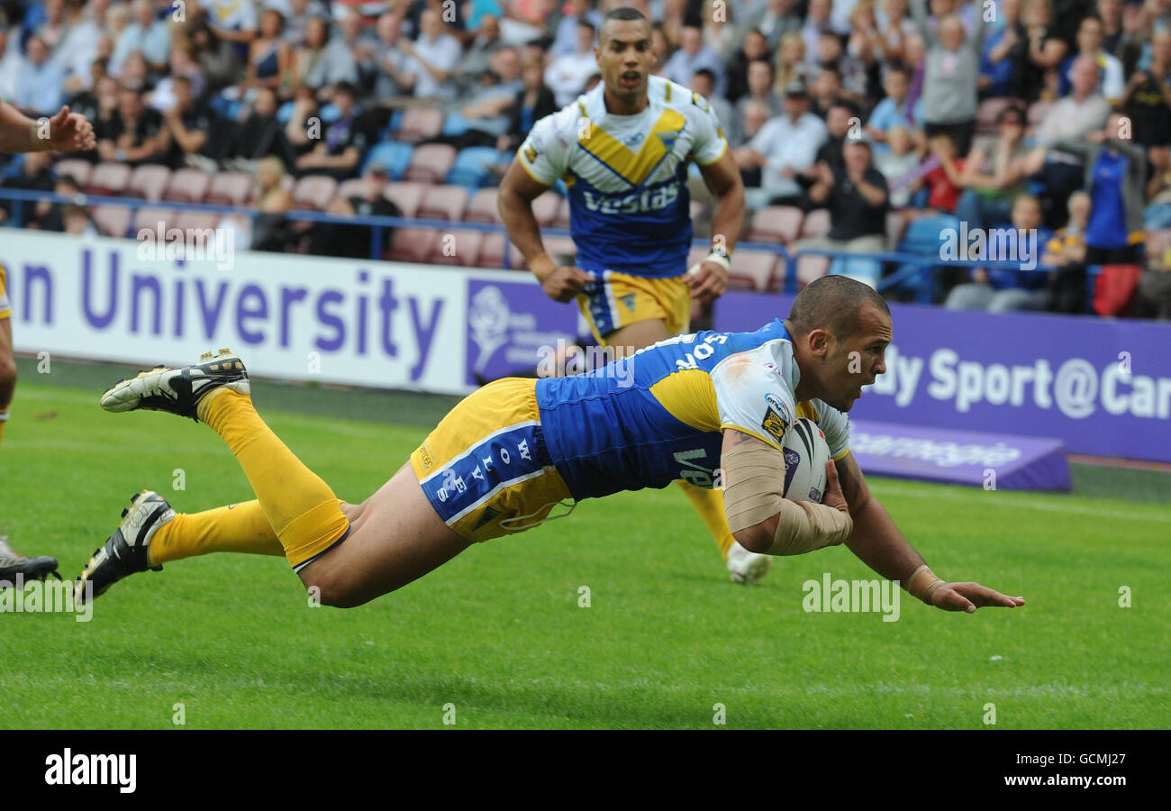 Rugby League - Carnegie Challenge Cup - Halbfinale - Warrington Wolves gegen Catalans Dragons - Stobart Stadium. Warrington Wolves Louis Anderson geht rüber, um einen Versuch während des Carnegie Challenge Cup Halbfinalmatches im Stobart Stadium, Widnes, zu machen. Stockfoto