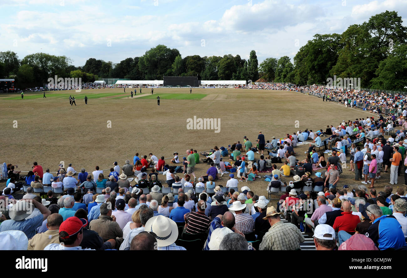 Cricket - Clydesdale Bank 40 - Gruppe A - Surrey V Sussex - Guildford Kricket-Verein Stockfoto