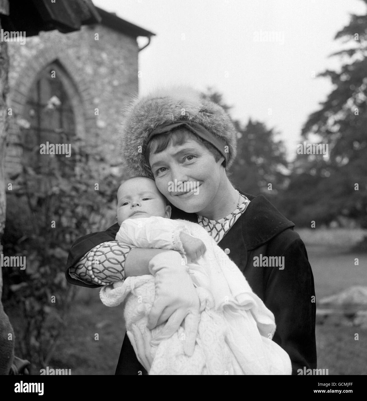 Schauspielerin Patricia Neal mit ihrer neuen kleinen Tochter Lucy Neal Dahl in der Pfarrkirche Little Missenden, Buckinghamshire, wo das Baby heute getauft wurde. Miss Neal ist die Frau des britischen Autors Roald Dahl. Stockfoto