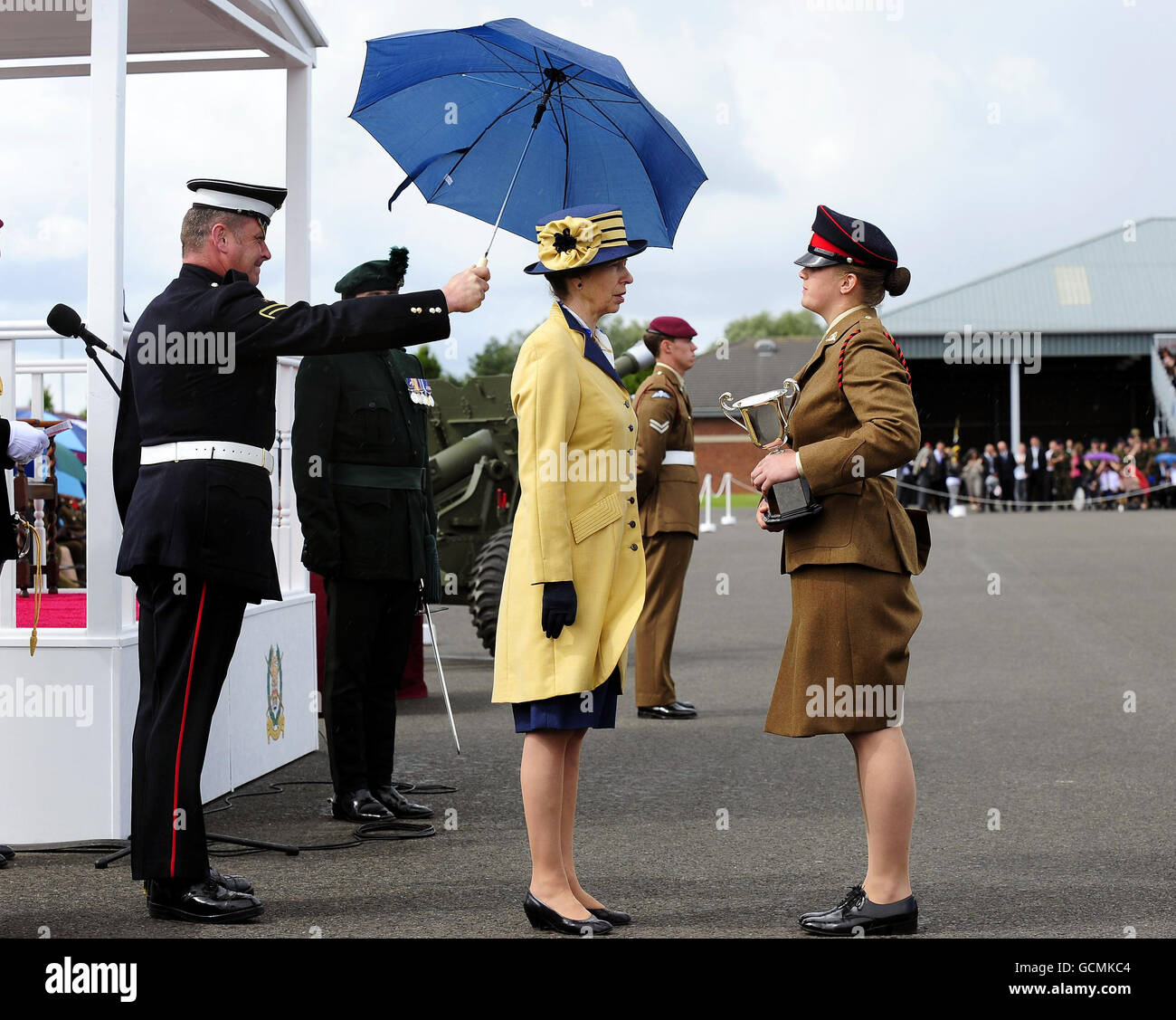 Ein Regenschirm wird von Obergefreiter Martin Stoker für die Prinzessin Royal gehalten, während sie während der Graduation Parade 23 im Army Foundation College in der Nähe von Harrogate Auszeichnungen überreicht. Stockfoto