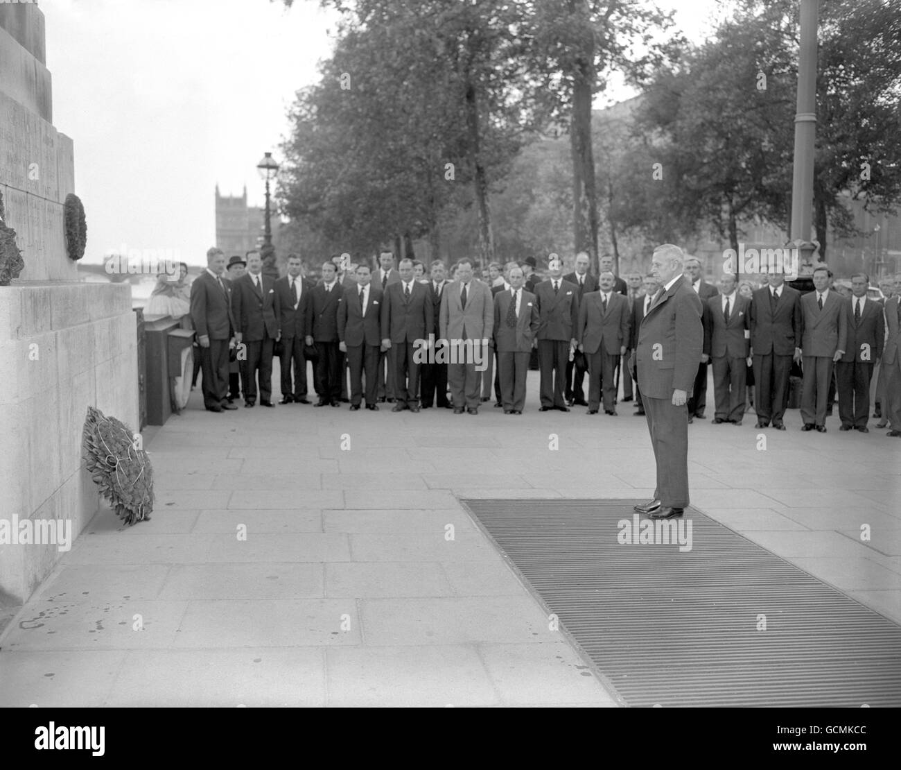 Air Chief Marshal Lord Dowding steht still, nachdem er während der Gedenkzeremonien zur Schlacht von Großbritannien einen Kranz am Royal Air Force Memorial am Victoria Embankment, London, platziert hat. Piloten, die gekämpft haben, blicken in den Hintergrund Stockfoto