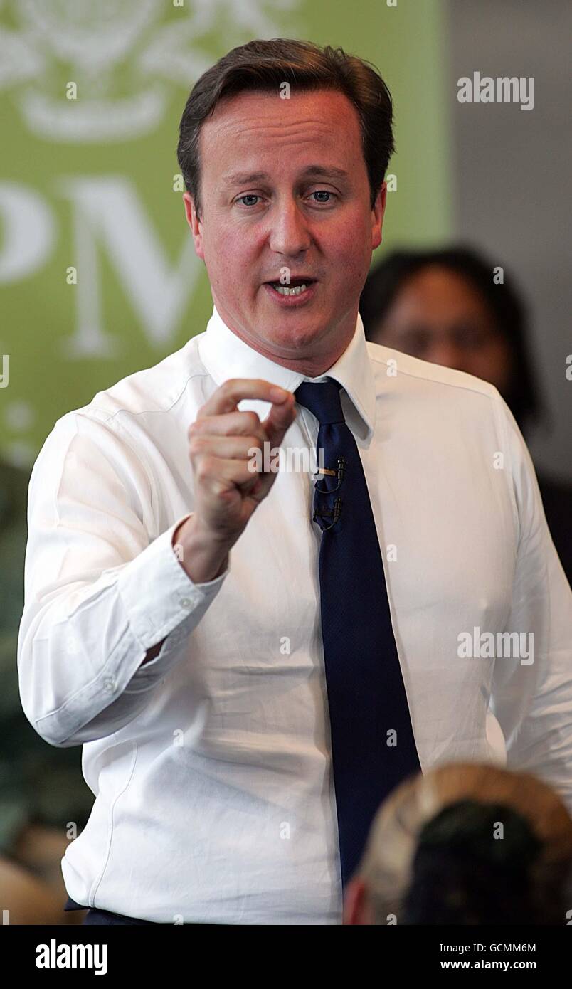 Premierminister David Cameron hält einen PM Direct am Manchester Convention Center (Manchester Central). Der Premierminister enthüllte eine Niederschlagung von Sozialleistungsbetrügern, die private Kreditvermittlungsagenturen zur Aufdeckung betrügerischer Ansprüche verwendeten. Stockfoto