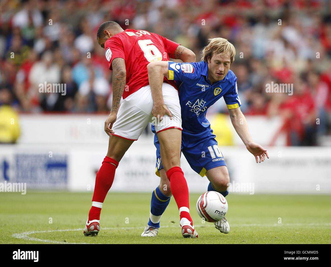 Fußball - npower Football League Championship - Nottingham Forest / Leeds United - City Ground. Luciano Becchio von Leeds United (rechts) und Kelvin Wilson von Nottingham Forest (links). Stockfoto