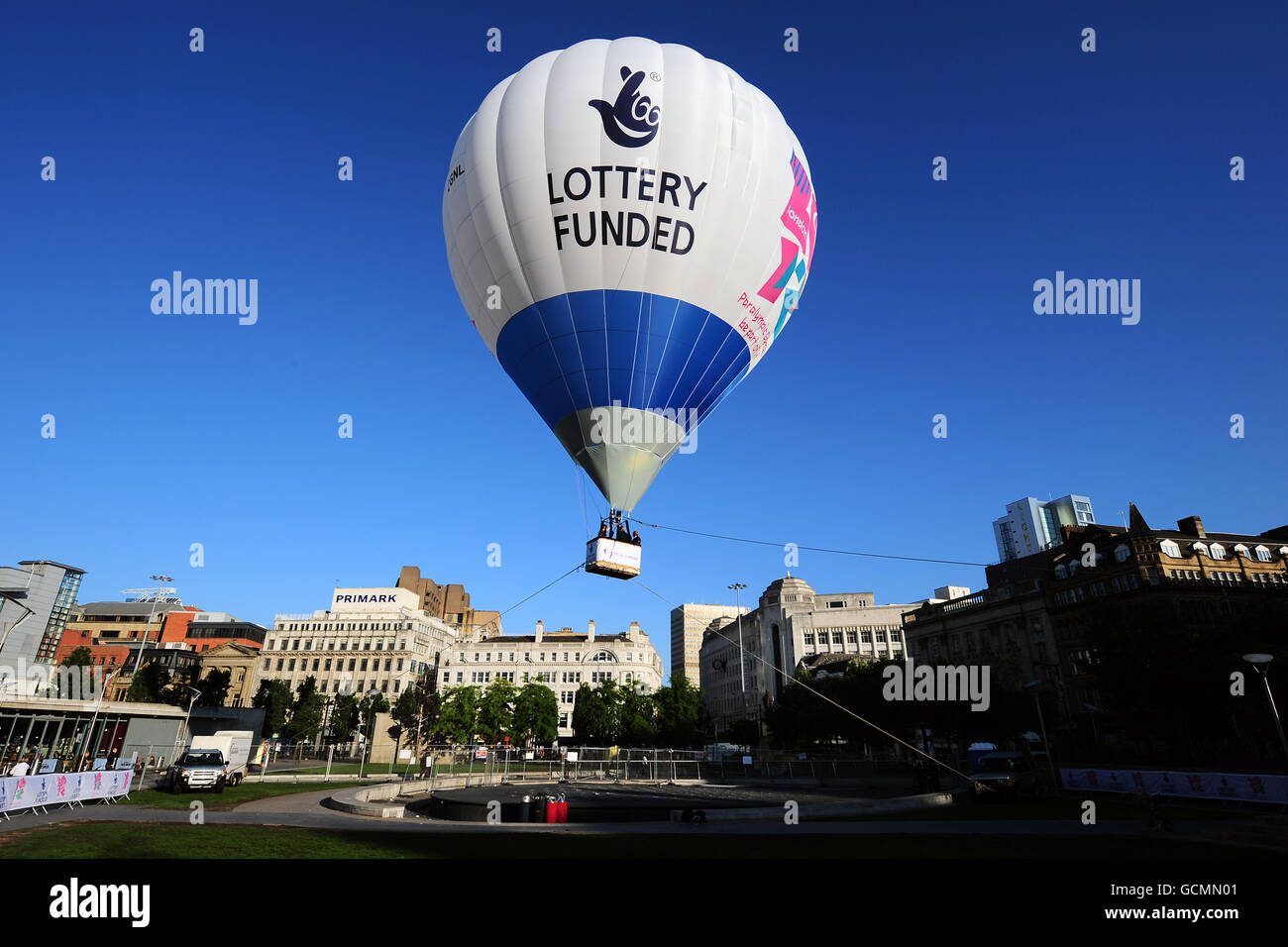 North West Elite Athleten bekommen einen Kopf für Höhen in Manchester, um die Investition der National Lottery in London 2012 und seine Unterstützung für britische Athleten zu feiern. Stockfoto