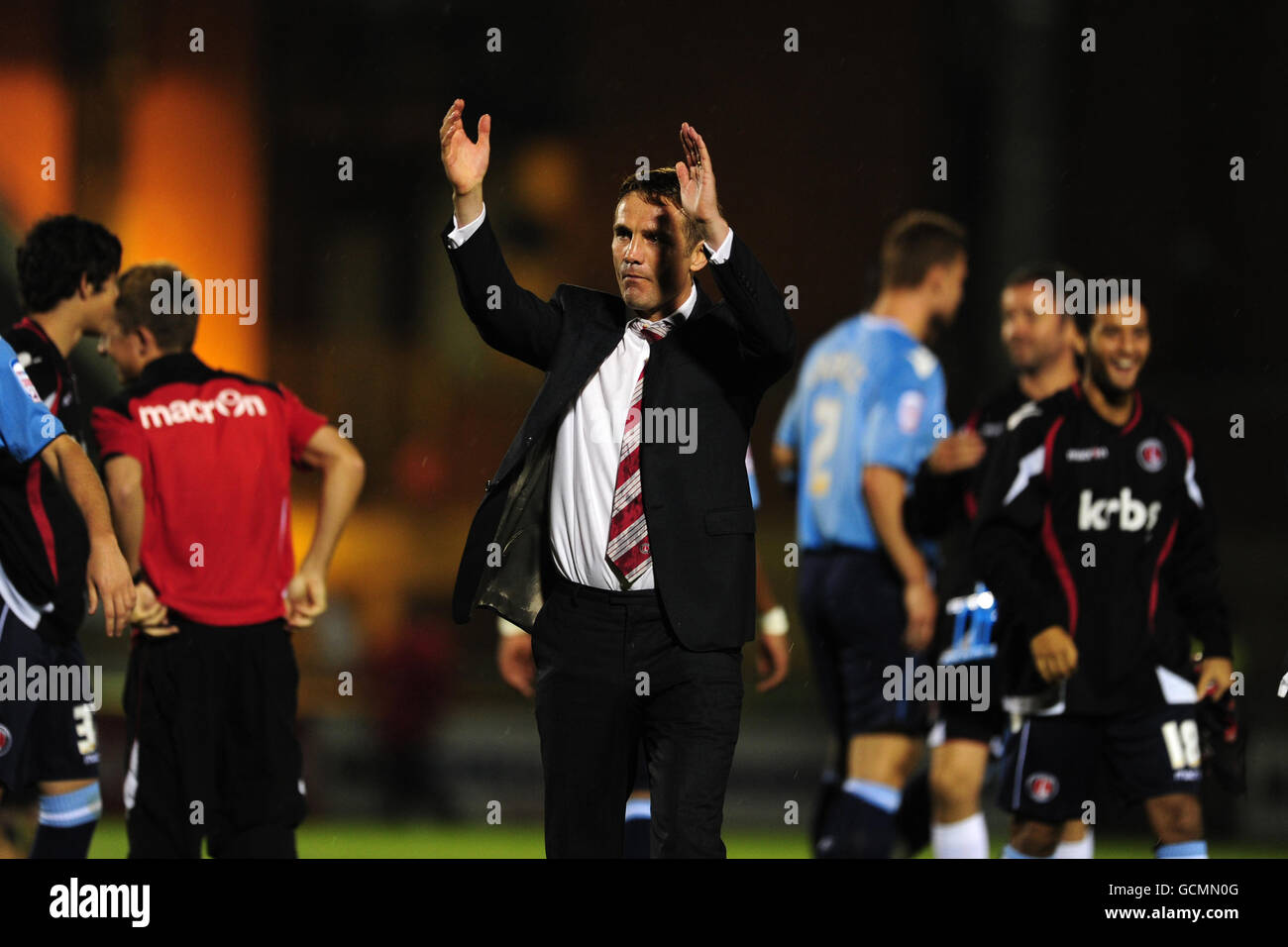 Fußball - npower Football League One - Leyton Orient / Charlton Athletic - Matchroom Stadium. Charlton Athletic Manager Phil Parkinson applaudiert den Fans nach dem Schlusspfiff Stockfoto