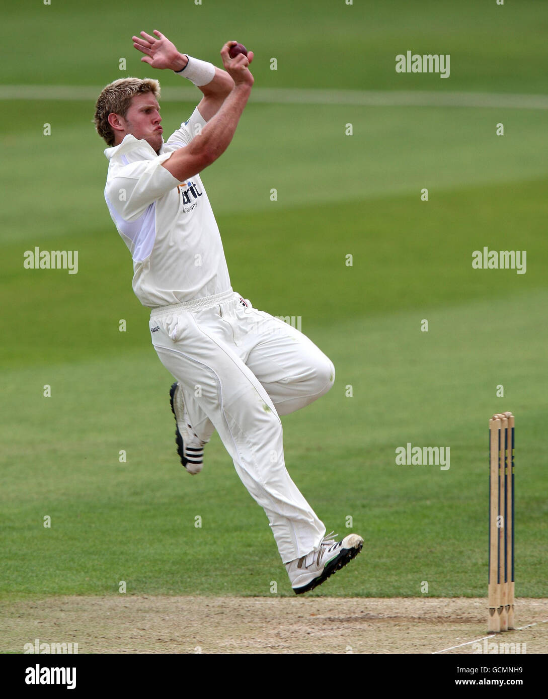 Cricket - Liverpool Victoria County Championship - Division Two - Tag drei - Worcestershire / Surrey - New Road. Stuart Meaker von Surrey beim Bowling während der LV County Championship, Division Two in New Road, Worcester. Stockfoto