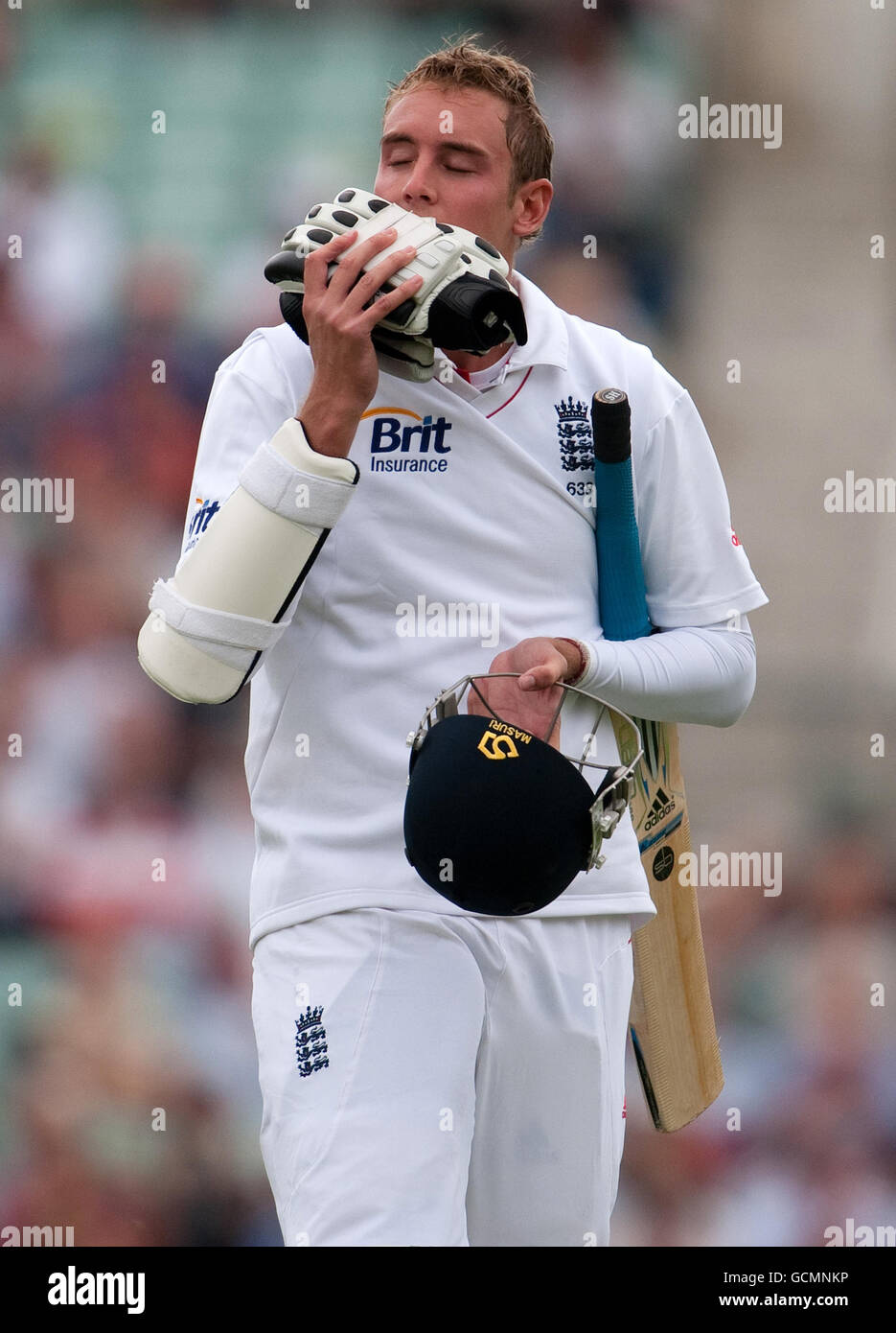 Englands Stuart Broad verlässt das Feld, nachdem er vom pakistanischen Wahab Riaz während des dritten npower Tests beim Brit Insurance Oval in London entlassen wurde. Stockfoto