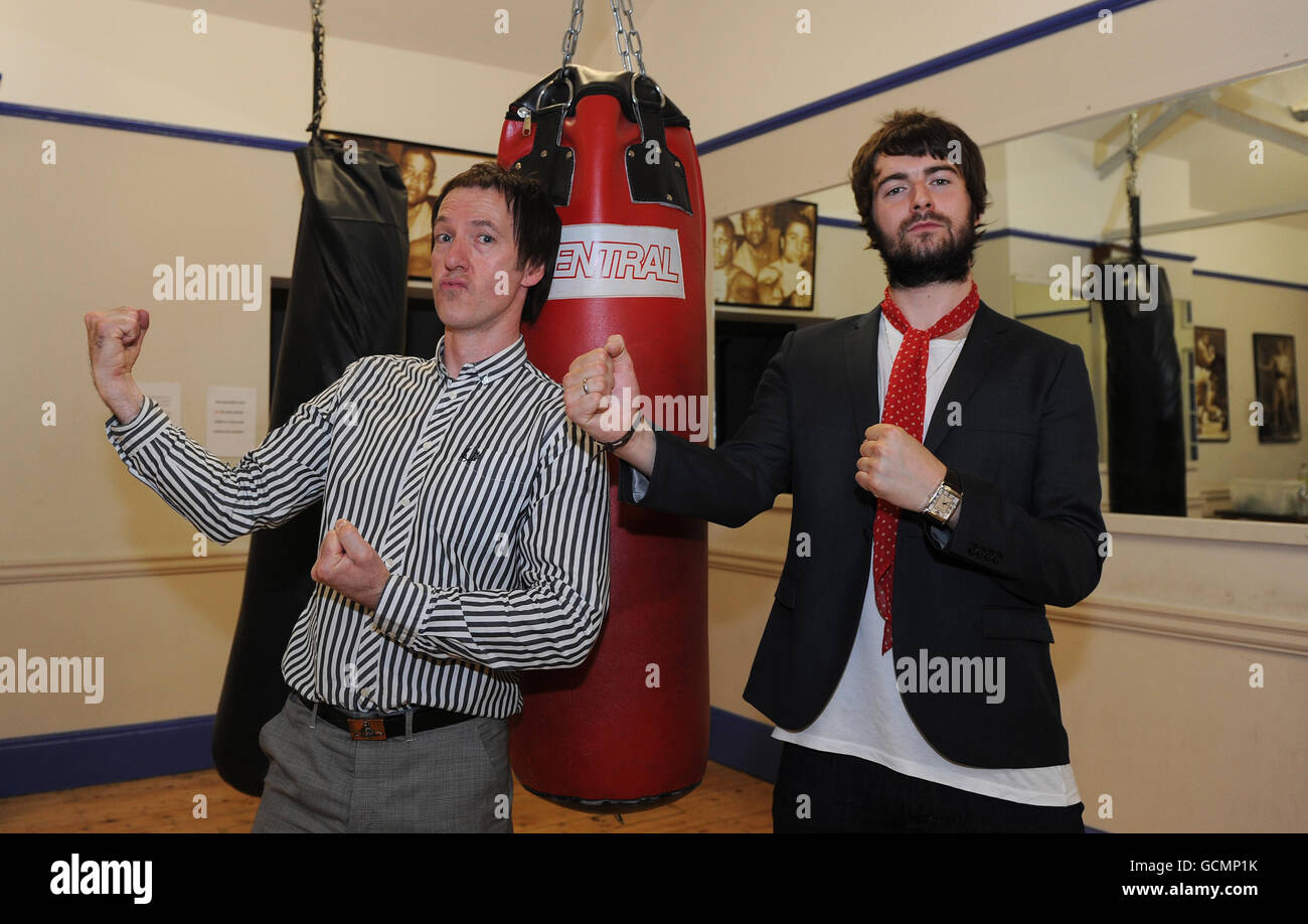 Liam Fray von den Courteeners (rechts) mit DJ Clint Boon vor einem intimen akustischen XFM-Gig im Salford Lads Club, Salford, Manchester. Stockfoto