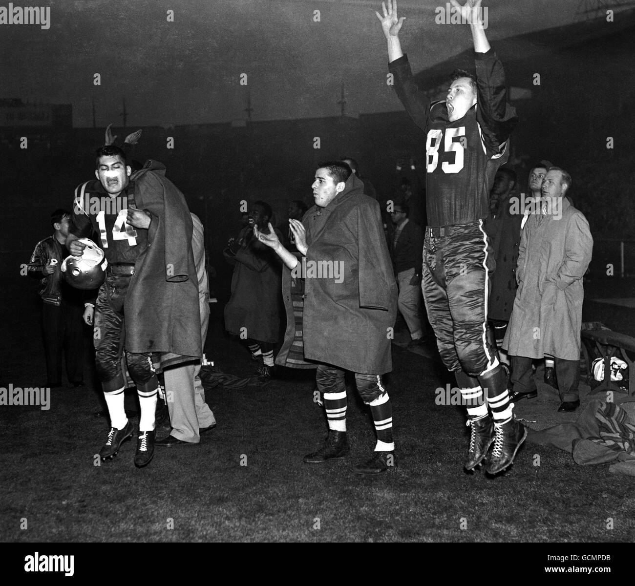 Jubelende Spieler von London Rocket freuen sich, wenn ihr Team beim Spiel im Wembley-Stadion beim Finale der US-Luftwaffe 1956 zwischen den London Rockets und den Wiesbaden Flyers im Europa-Fußballturnier schneidet. Stockfoto