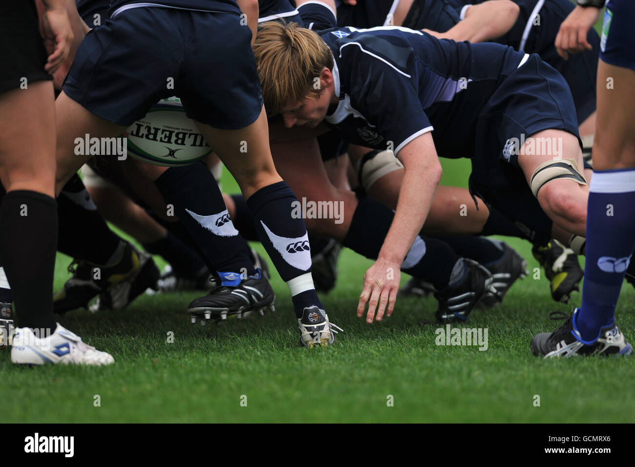 Rugby Union - IRB Frauen-Weltmeisterschaft - erster Tag - Pool C - Kanada - Schottland - Surrey Sports Park. Schottland Team Contest a Scrum Stockfoto