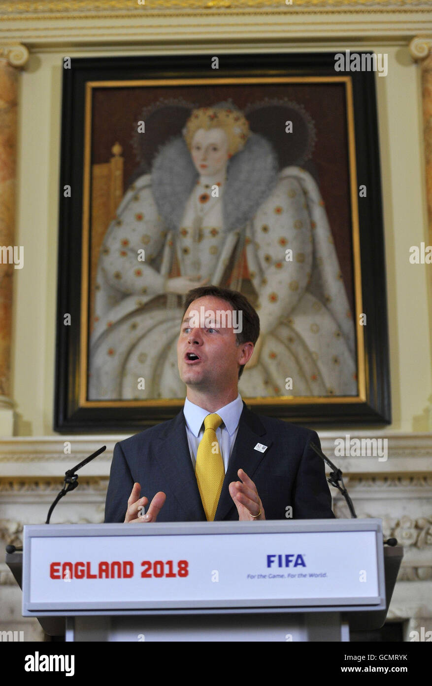 Fußball - FIFA Inspektion Besuch Downing Street. Der stellvertretende britische Premierminister Nick Clegg spricht während einer WM 2018-Bewerbung auf Platz 10, Downing Street in London. Stockfoto