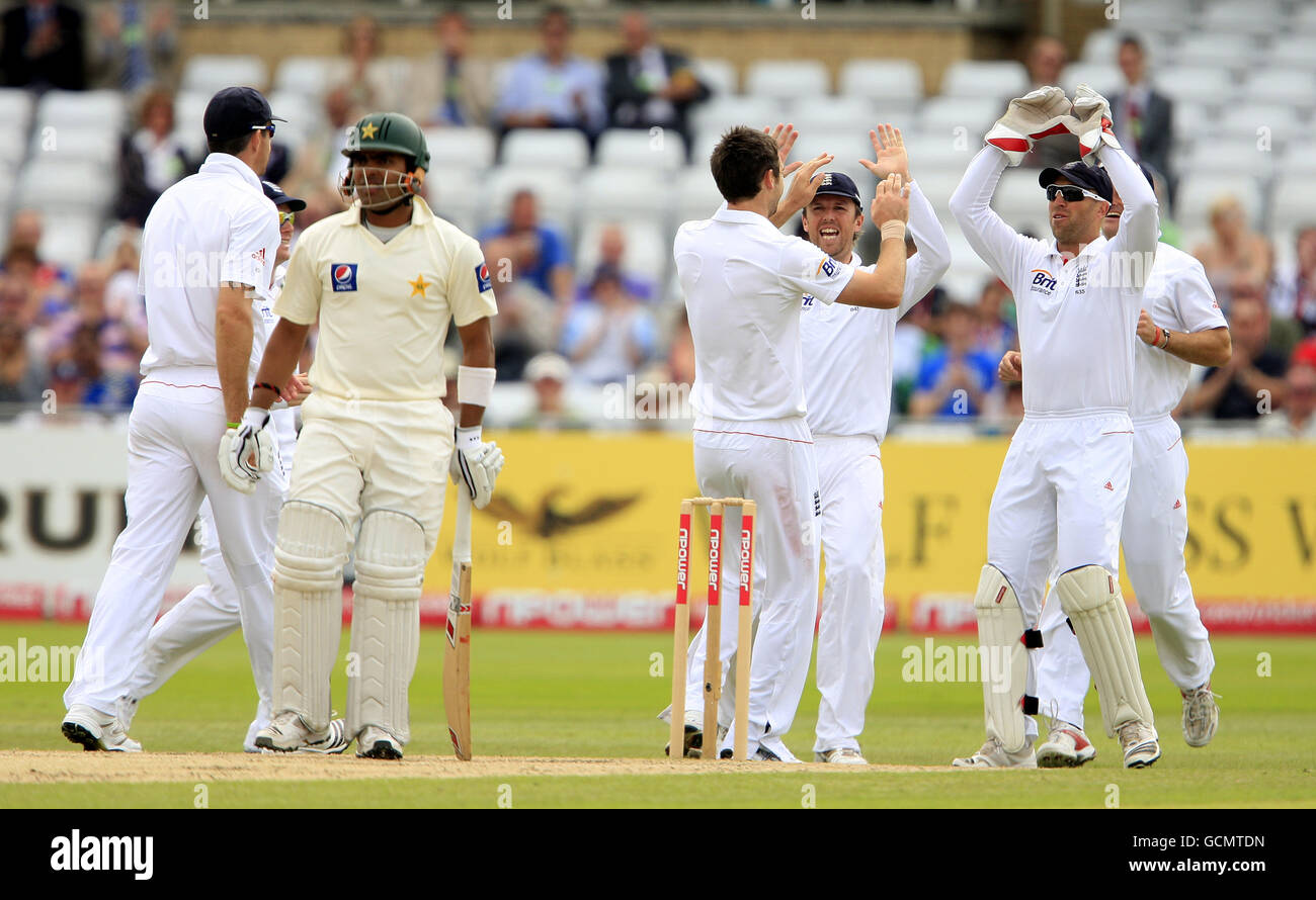 Cricket - npower First Test - Tag vier - England - Pakistan - Trent Bridge. England Spieler laufen, um James Anderson zu gratulieren, nachdem er das Wicket von Pakistans Umar Akmal nimmt Stockfoto