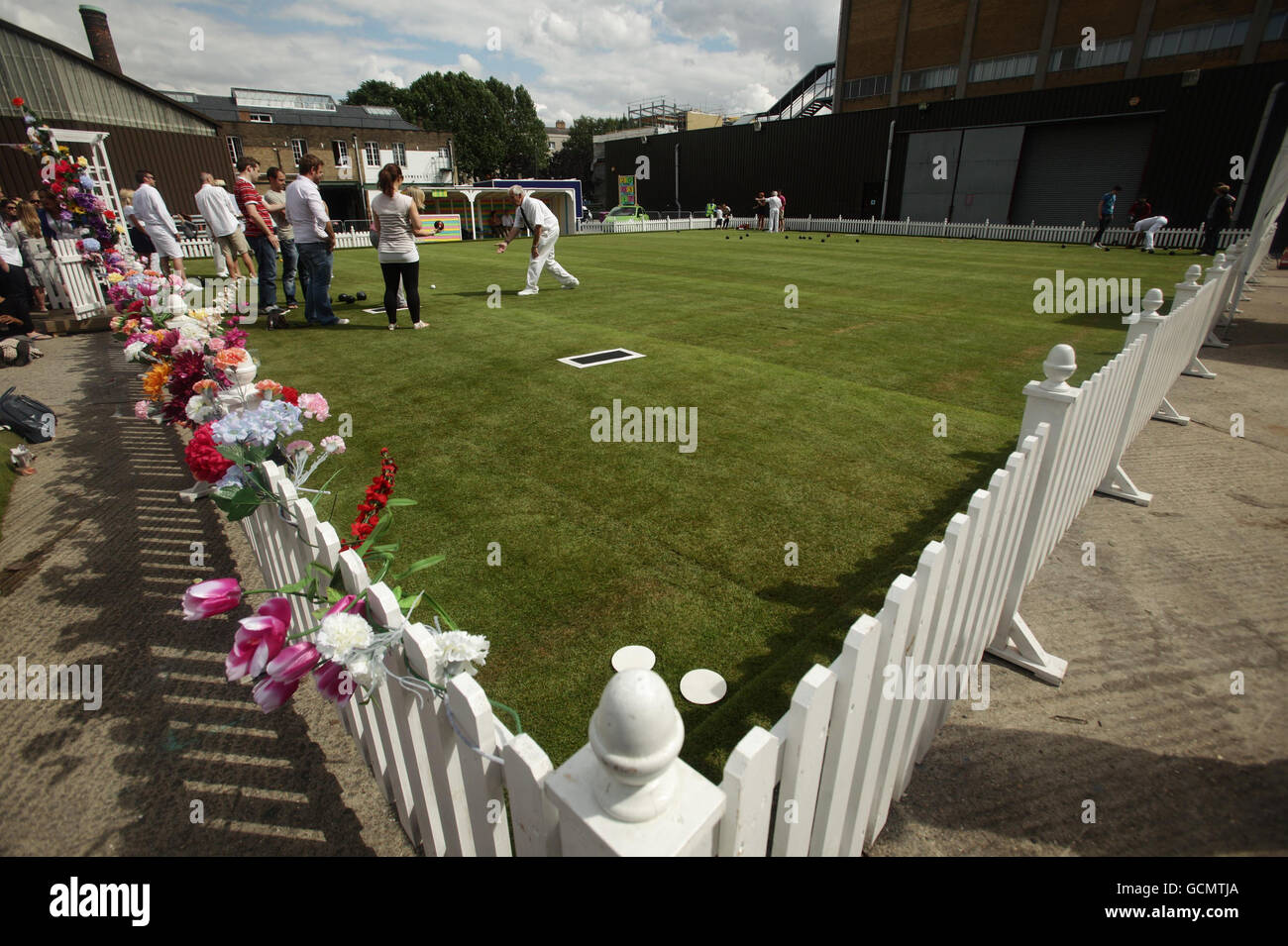 Vauxhall Motors Bowling Club - London. Mitglieder des Publikums nehmen an einem Bowling-Spiel für „Bowl on the Summer“ vor der Brick Lane im Osten Londons Teil. Stockfoto