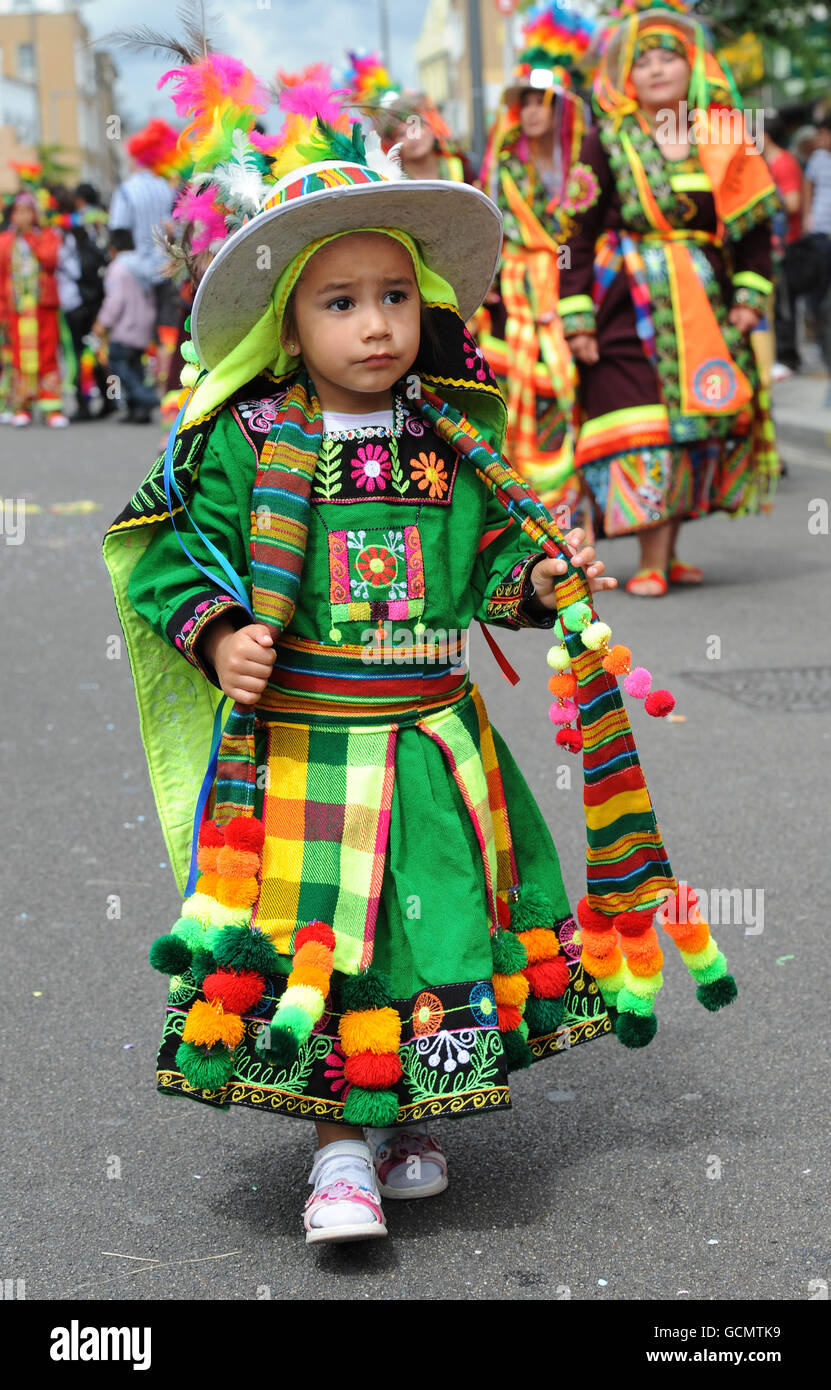 Eine junge Tänzerin in der Walworth Road, London, die am jährlichen Carnaval del Pueblo teilnimmt, der die lateinamerikanische Kultur feiert. Stockfoto