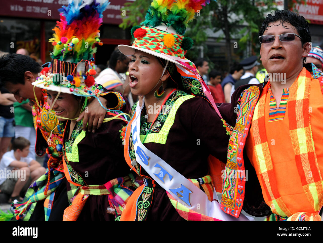 Tänzer in Walworth Road, London, die an der jährlichen Carnaval del Pueblo teilnehmen, die lateinamerikanische Kultur feiert. Stockfoto