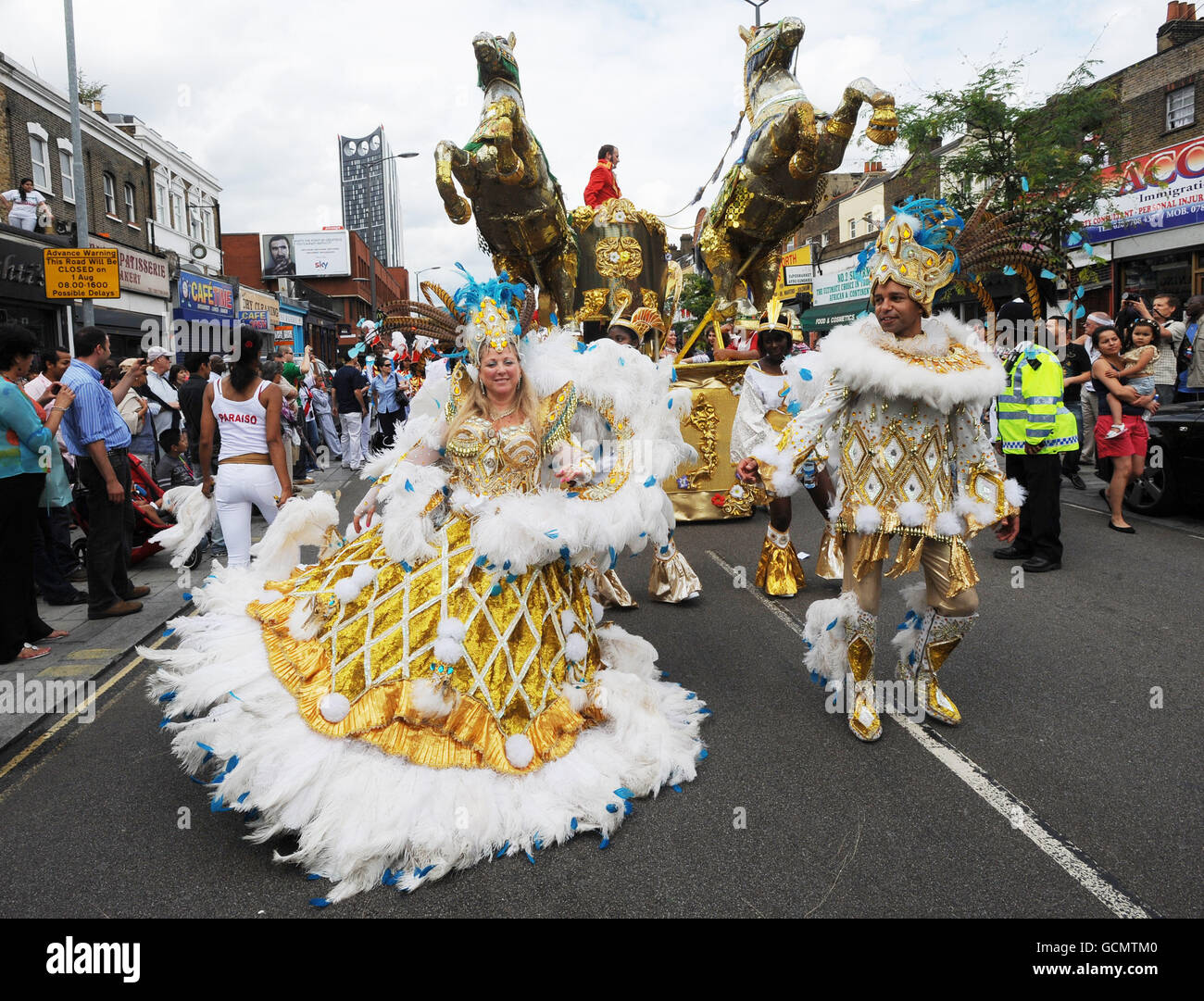 Tänzer der Paraiso School of Samba in Walworth Road, London, die an der jährlichen Carnaval del Pueblo teilnehmen, die lateinamerikanische Kultur feiert, im Süden Londons. Stockfoto