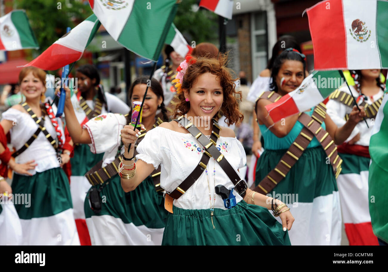 Tänzer in Walworth Road, London, die an der jährlichen Carnaval del Pueblo teilnehmen, die lateinamerikanische Kultur feiert. Stockfoto