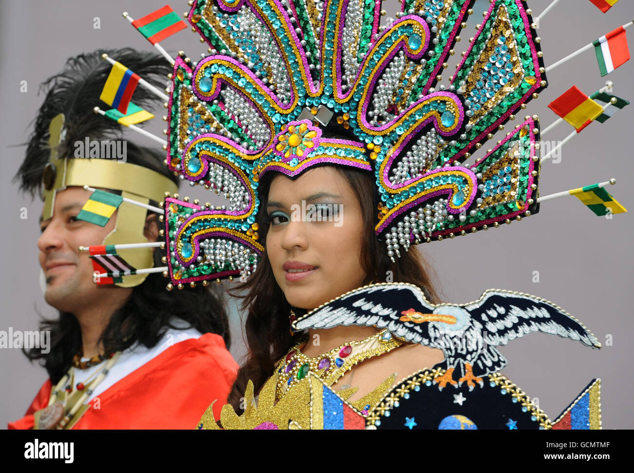 Teilnehmer auf einem Festwagen in der Walworth Road, London, der am jährlichen Carnaval del Pueblo teilnimmt, der die lateinamerikanische Kultur feiert. Stockfoto