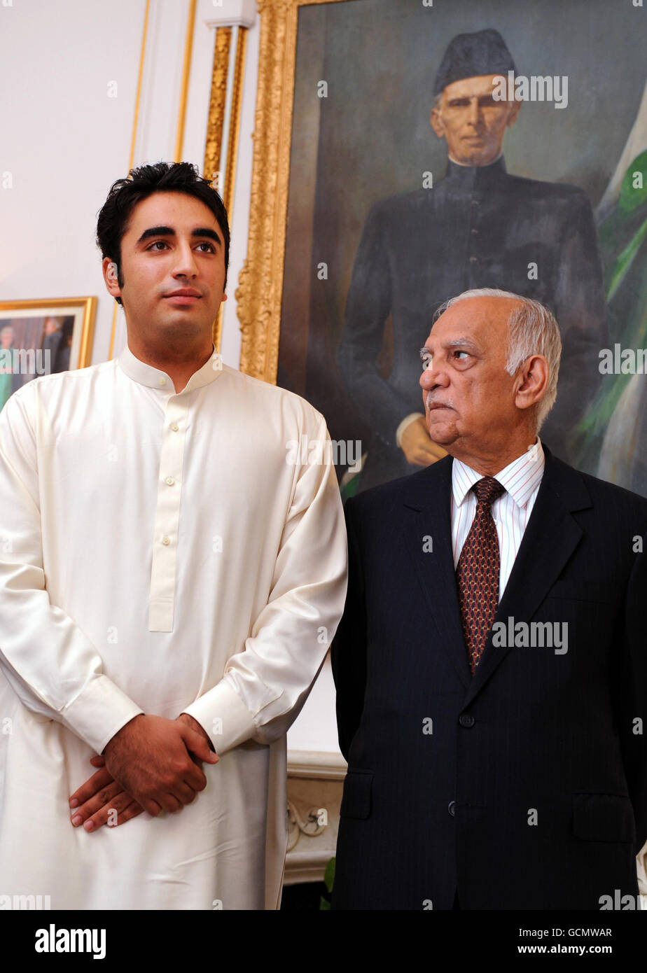 Bilawal Bhutto Zadari, der Sohn des pakistanischen Präsidenten Zadari (links), hat heute Morgen in London einen Appell an die Flutopfer Pakistans bei der Hohen Kommission Pakistans gerichtet. Stockfoto