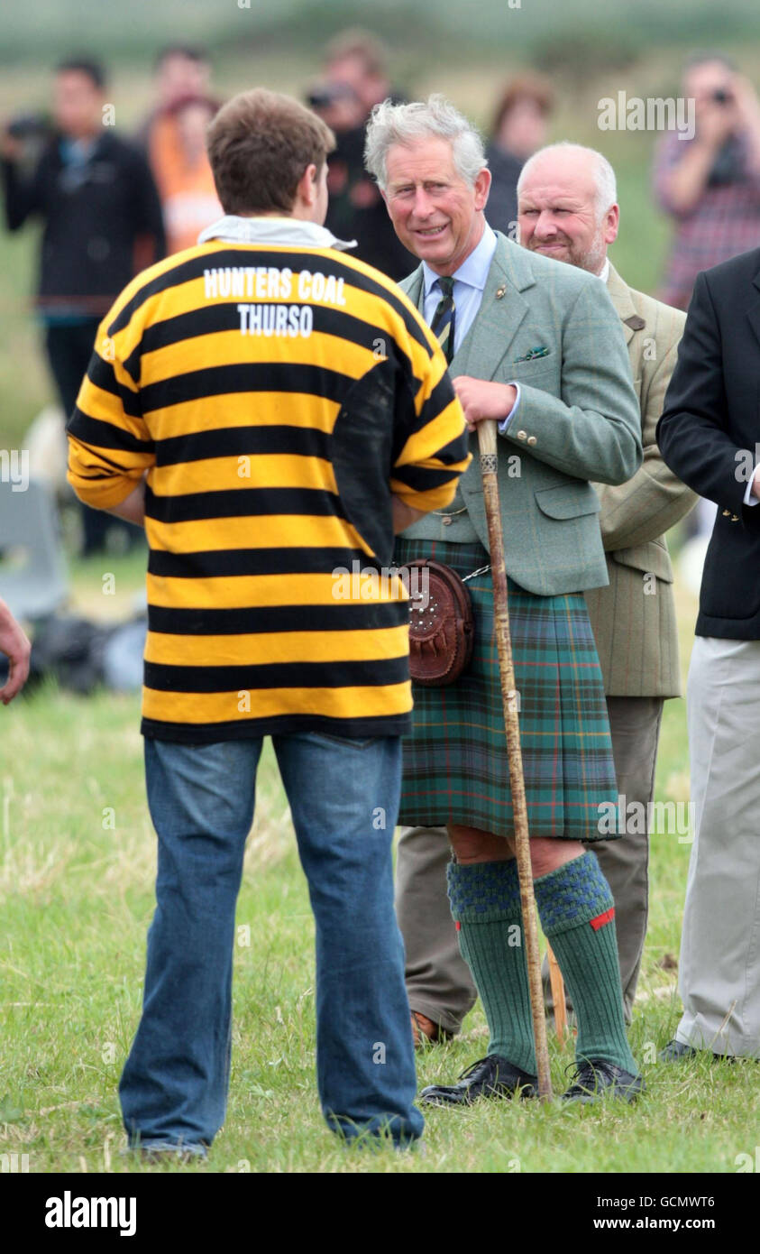 Der Prinz von Wales (Frontansicht) spricht mit einem Mitglied der Öffentlichkeit während der Mey-Spiele in Sutherland, Schottland. Stockfoto