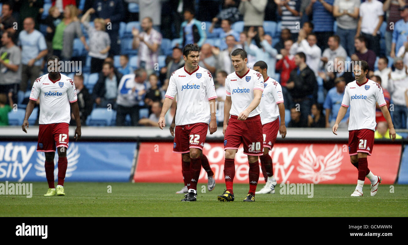 Die Spieler von Portsmouth (links-rechts John Utaka, Richard Hughes, David Nugent, Hyden Mullins und Tommy Smith) stehen nach dem Eingeständnis des ersten Tores, das Freddy Eastwood von Coventry erzielte, dejeziert (nicht abgebildet) Stockfoto