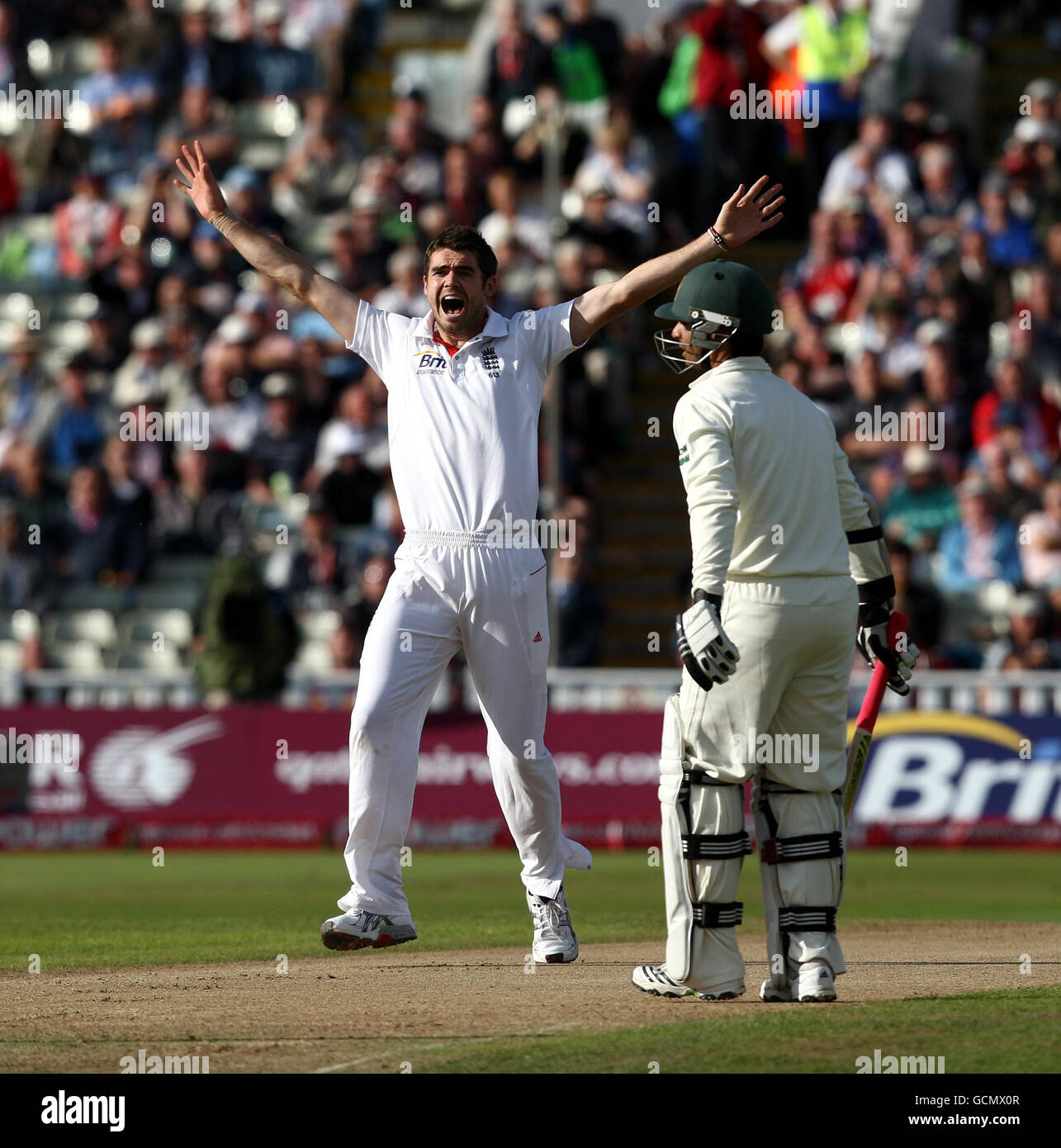 Der englische James Anderson appelliert während des npower Second Test in Edgbaston, Birmingham. Stockfoto