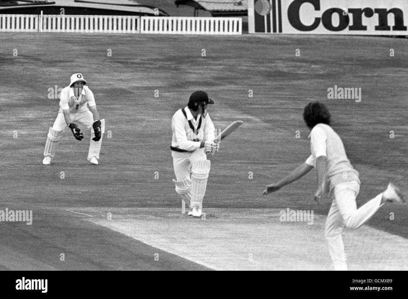 Der australische Schlagmann John Dyson nutzt seine Chance für eine Single Aus einem Ball geguckt von England Bob Willis auf Von England Wicket-Keeper Bob Taylor Stockfoto