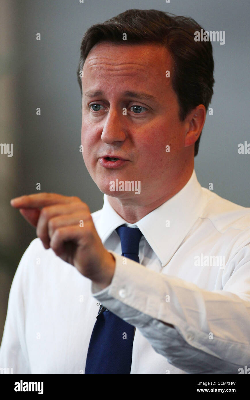 Premierminister David Cameron hält einen PM Direct am Manchester Convention Center (Manchester Central). Der Premierminister enthüllte eine Niederschlagung von Sozialleistungsbetrügern, die private Kreditvermittlungsagenturen zur Aufdeckung betrügerischer Ansprüche verwendeten. Stockfoto