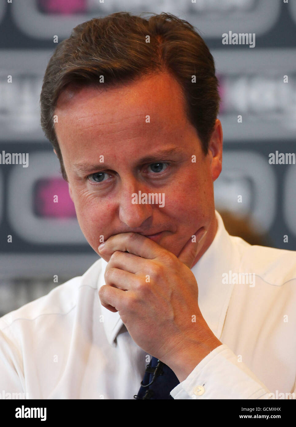 Premierminister David Cameron hält einen PM Direct am Manchester Convention Center (Manchester Central). Der Premierminister enthüllte eine Niederschlagung von Sozialleistungsbetrügern, die private Kreditvermittlungsagenturen zur Aufdeckung betrügerischer Ansprüche verwendeten. Stockfoto