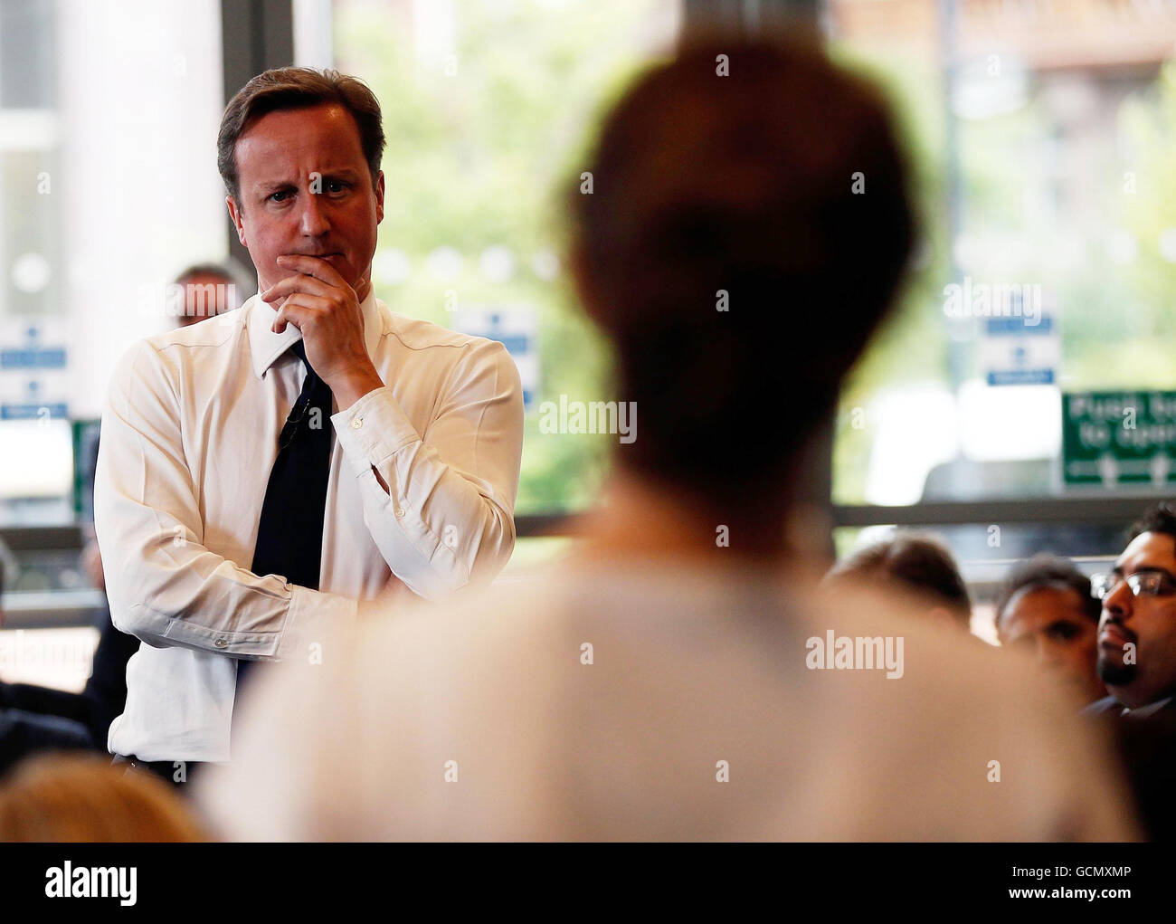 Premierminister David Cameron hält einen PM Direct am Manchester Convention Center (Manchester Central). Der Premierminister enthüllte eine Niederschlagung von Sozialleistungsbetrügern, die private Kreditvermittlungsagenturen zur Aufdeckung betrügerischer Ansprüche verwendeten. Stockfoto