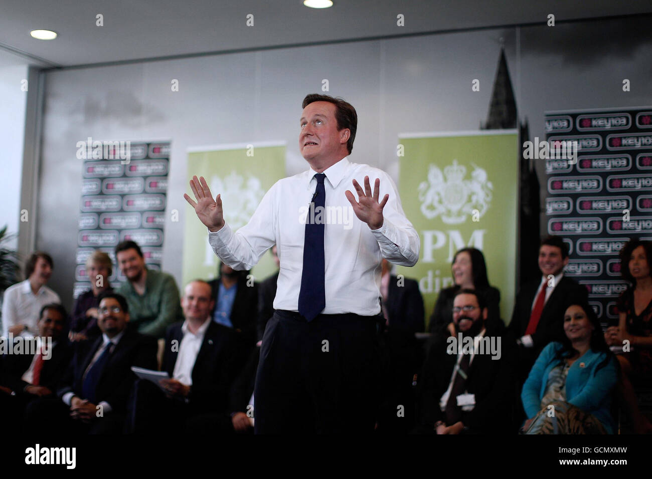 Premierminister David Cameron hält einen PM Direct am Manchester Convention Center (Manchester Central). Der Premierminister enthüllte eine Niederschlagung von Sozialleistungsbetrügern, die private Kreditvermittlungsagenturen zur Aufdeckung betrügerischer Ansprüche verwendeten. Stockfoto