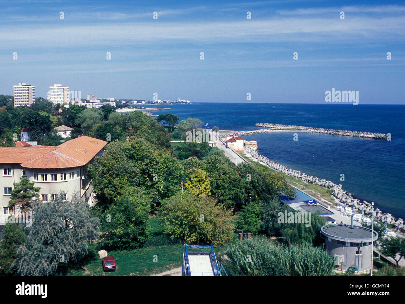 der Strand in der Stadt Constanta am Schwarzen Meer in Rumänien in Ost-Europa. Stockfoto