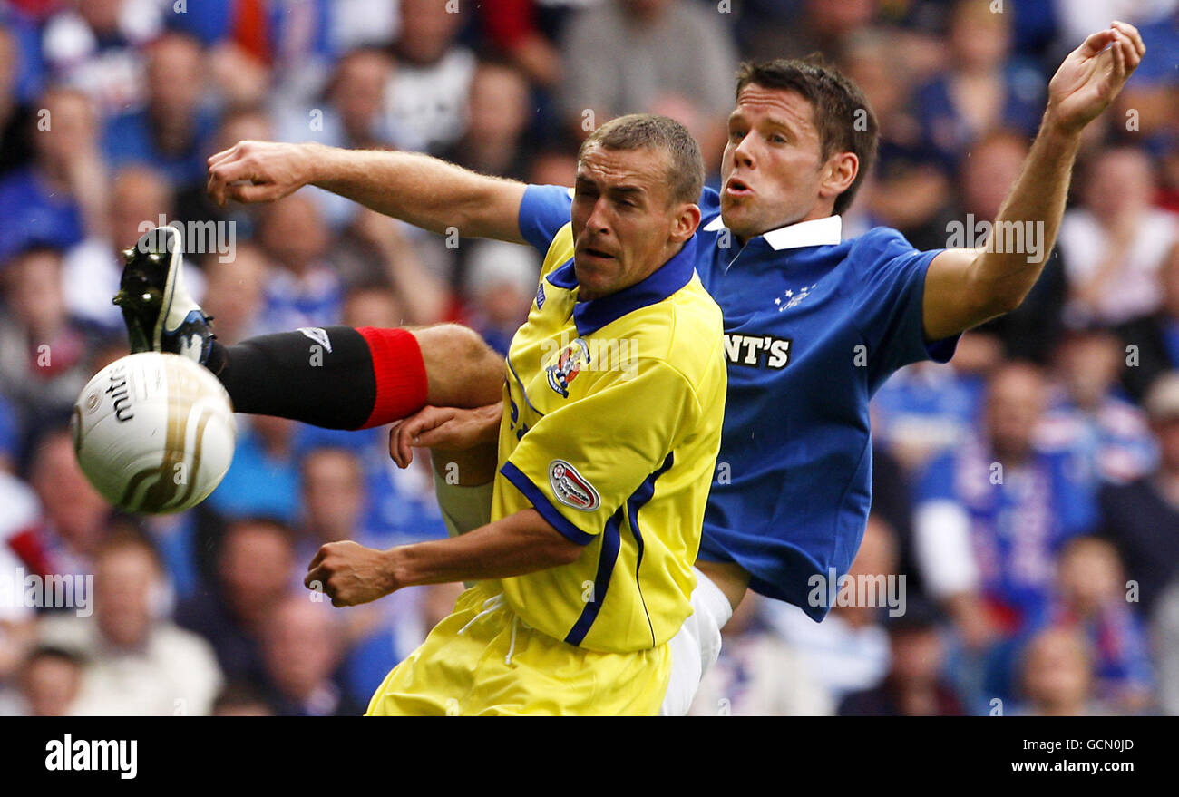 Die Rangers James Beattie und Kilmarnocks James Fowler kämpfen während des Spiels der Clydesdale Bank Scottish Premier League in Ibrox, Glasgow, um den Ball. Stockfoto