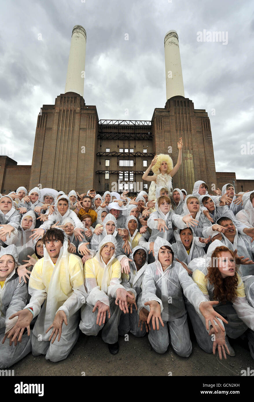 Rund 500 Schauspieler des National Youth Theatre of Great Britain spielen S'warm im Battersea Power Station in London, um auf die angebliche globale Umweltkrise durch schwindende Bienenpopulationen aufmerksam zu machen. Stockfoto