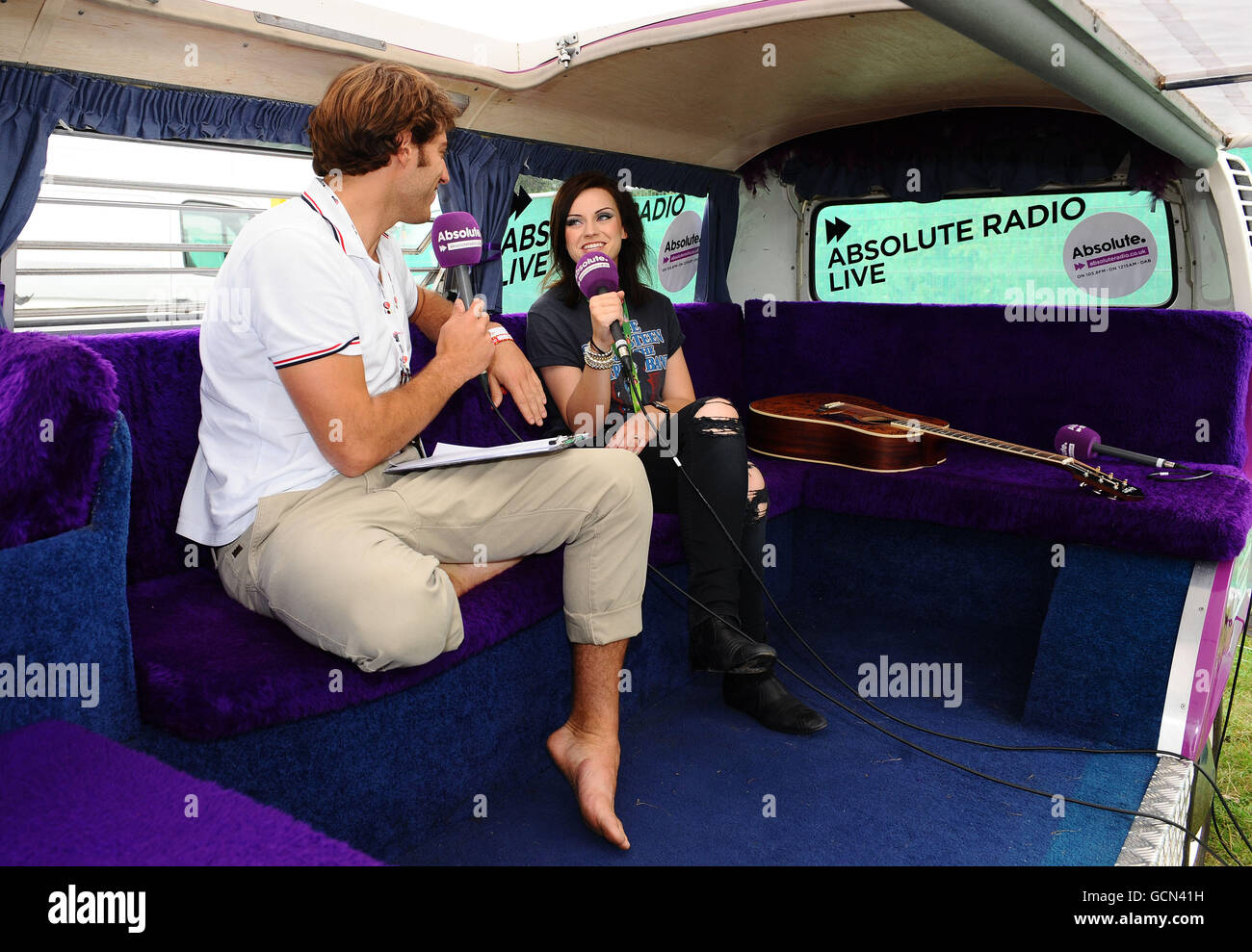 OJ chattet mit Amy MacDonald backstage im Absolute Radio VIP Bereich während des V Festivals im Hylands Park in Chelmsford, Essex. Stockfoto