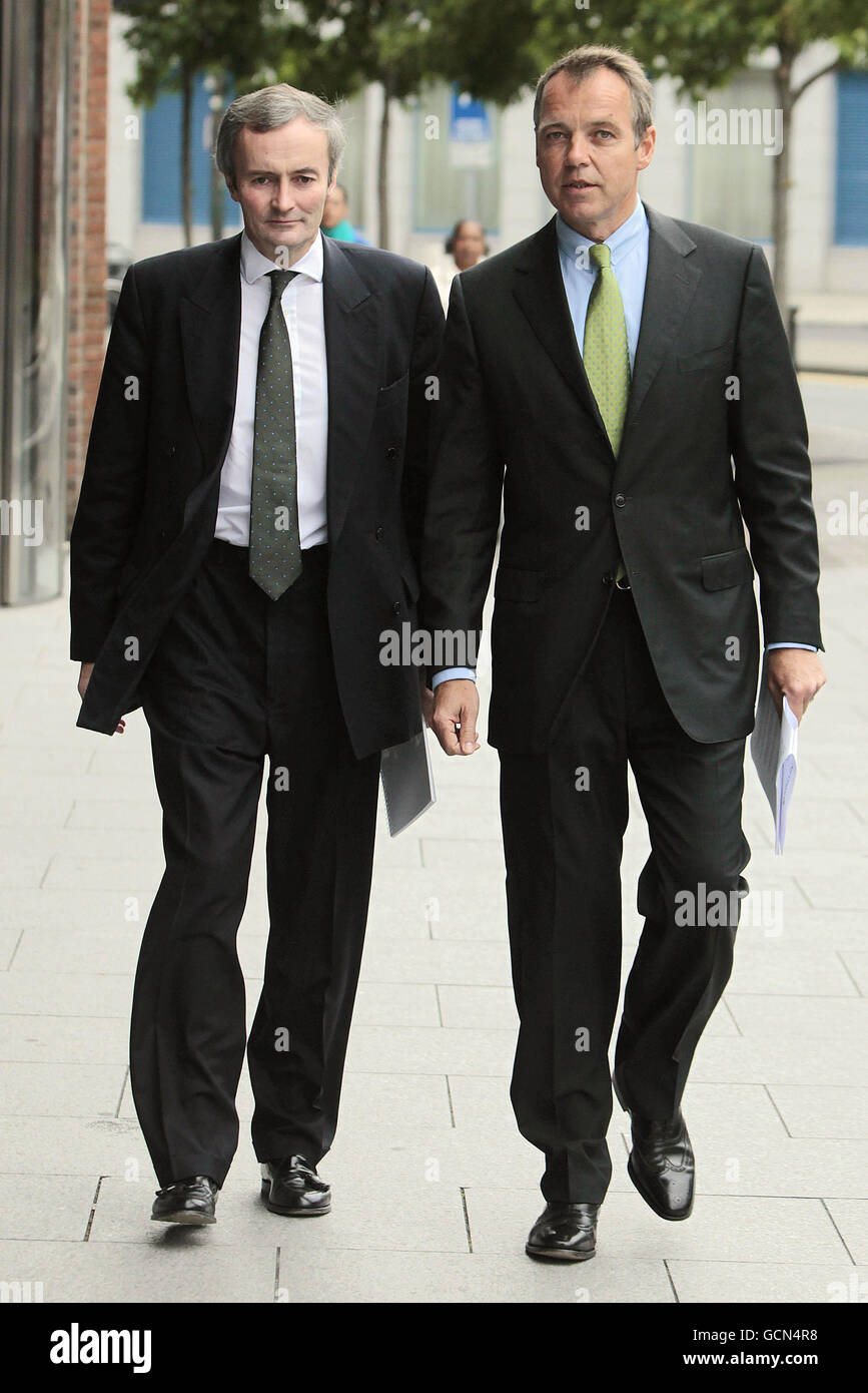 Aer Lingus Interim Chief Financial Officer Andrew Macfarlane (links) und Christoph Mueller, Chief Executive Officer bei einer Pressekonferenz in Dublin, wo sie bekannt gaben, dass die Fluggesellschaft ihre Verluste in der ersten Jahreshälfte drastisch reduziert hat. Stockfoto