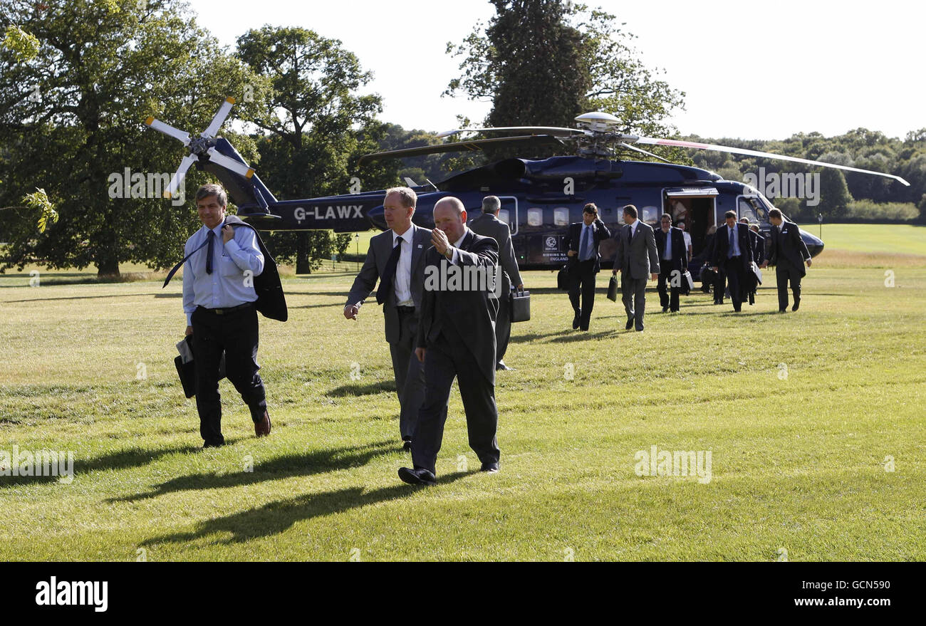 Harold Mayne Nicholls (links), Teamleiter der FIFA Inspection, und Andy Anson, CEO von England 2018 England 2018 (Mitte), treffen während der FIFA 2018 Bid Inspection im Rockliffe Park, Middlesbrough, ein. Stockfoto