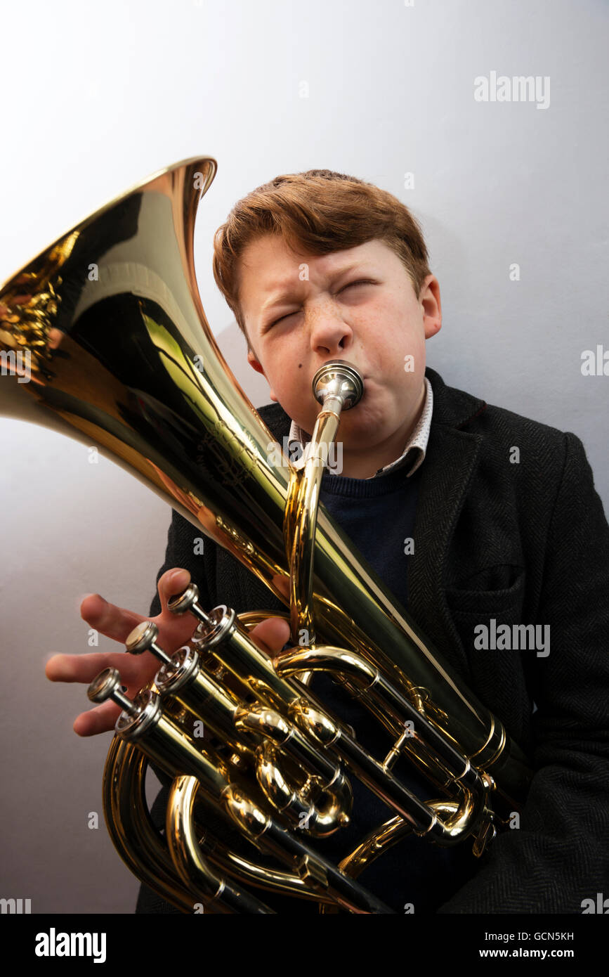 11-jährige Junge spielt ein Tenorhorn Stockfoto