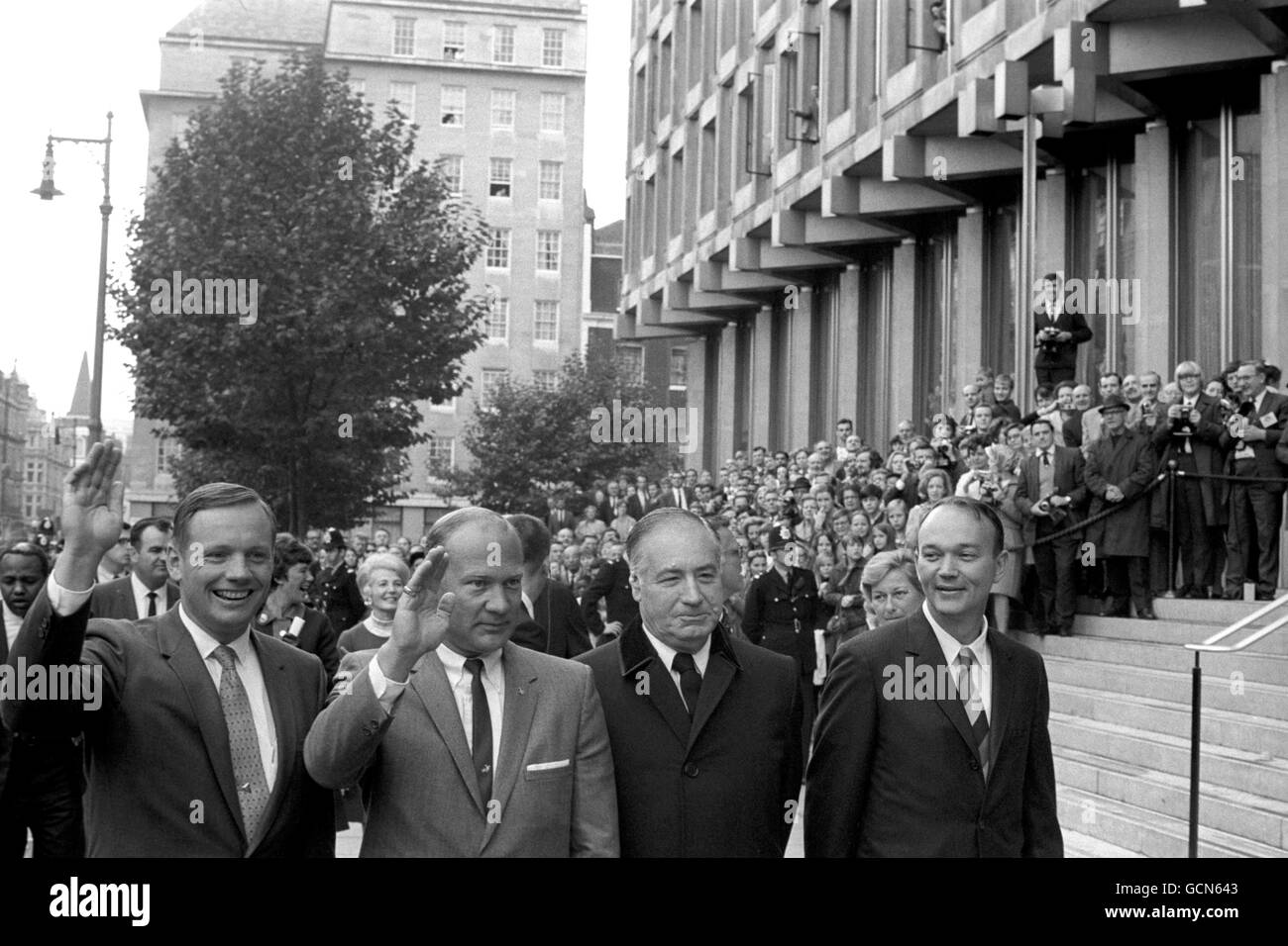 In Begleitung des amerikanischen Botschafters Walter Annenberg, zweiter rechts, der amerikanischen Astronauten und der ersten Männer, die die Mondreise gemacht haben, Neil Armstrong, links, Edwin 'Buzz' Aldrin, zweiter links, Und Michael Collins bei der Ankunft an der amerikanischen Botschaft am Grosvenor Square in London. Stockfoto