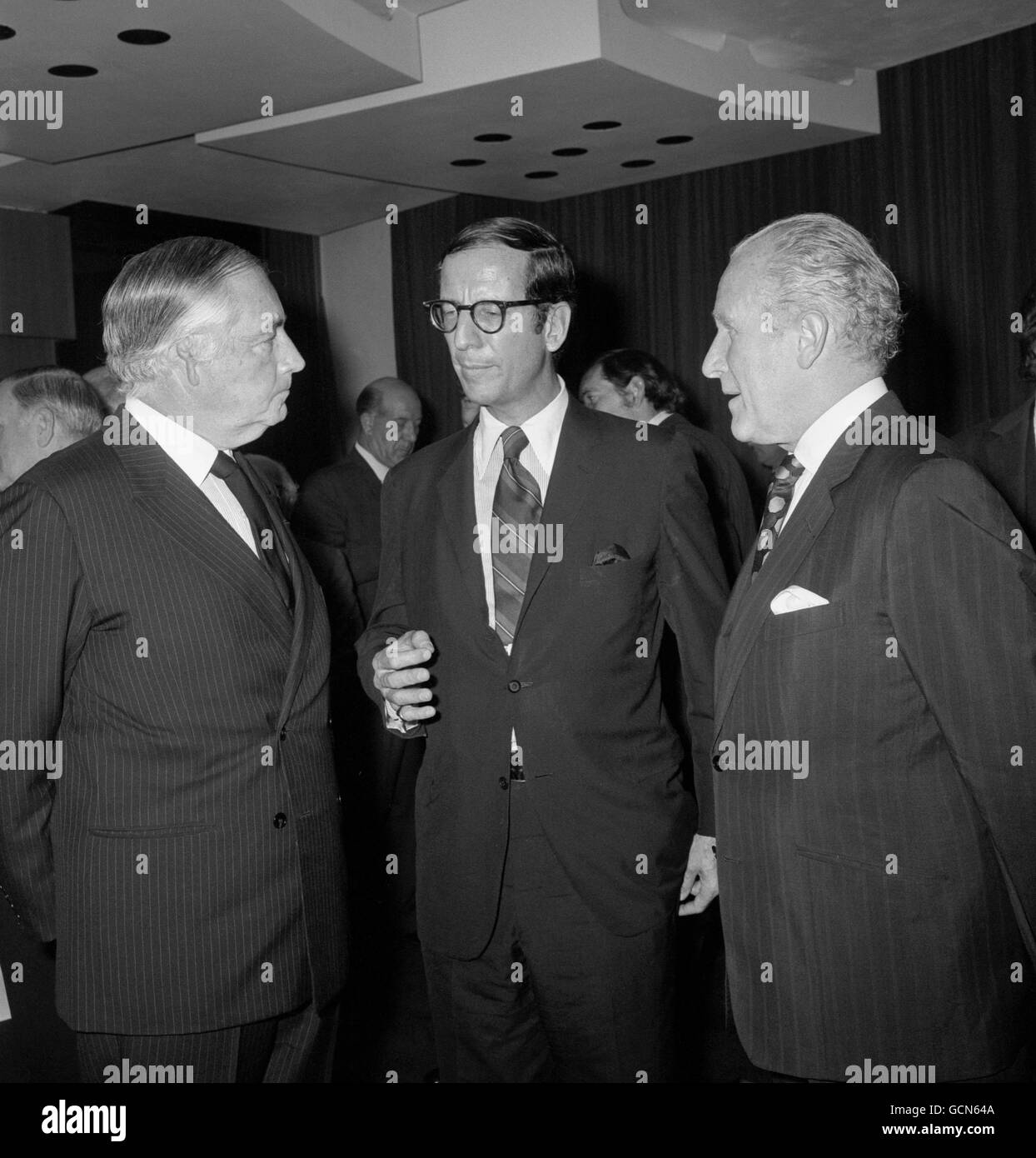 Walter Annenberg, links, der amerikanische Botschafter in London, chattet mit Senator Roy Goodman, Mitte, und Sir Desmond Plummer, Anführer der Opposition des Greater London Council, in der County Hall, Westminster. Stockfoto