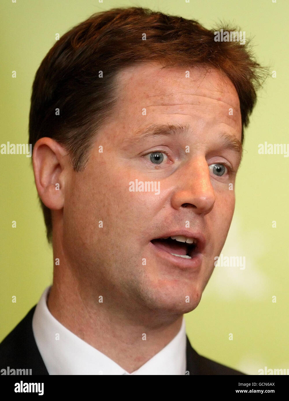 Stellvertretender Premierminister Nick Clegg bei einer öffentlichen Sitzung im Croydon Clock Tower in Croydon, Surrey. Stockfoto