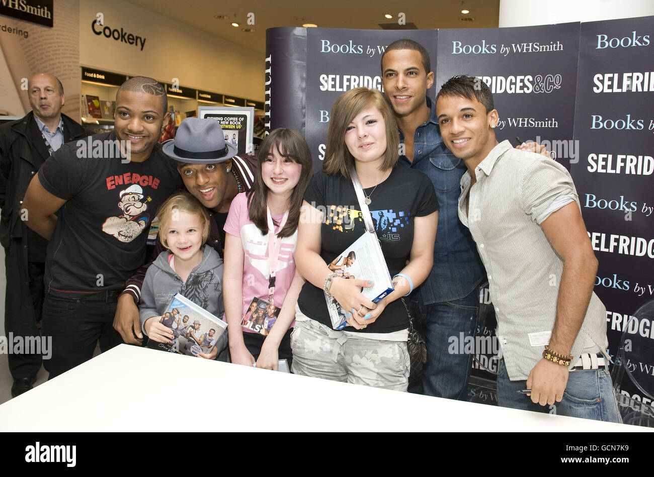 Jonathan 'JB' Gill (2. Links), Marvin Humes (4. Links), Ortise Williams (2. Rechts) und Aston Merrygold (rechts) von JLS haben ihr Foto mit jungen Fans aufgenommen, darunter Amy (3. Rechts, Nachname nicht angegeben) bei einer Unterzeichnung für Kopien ihres Buches zwischen uns: Ein Privattagebuch bei Selfridges in London. DRÜCKEN SIE VERBANDSFOTO. Bilddatum: Mittwoch, 1. September 2010. Die Mitglieder der Jungen-Band prüften die Gesundheit von Amy, die zuvor von einer Krankenwagen-Crew bei der Veranstaltung behandelt worden war. Das Foto sollte lauten: Ian West/PA Wire Stockfoto